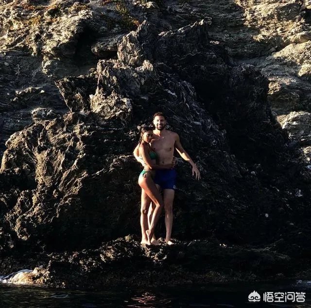 汤普森和女友法国度假秀恩爱，帕楚里亚无辜躺枪，你怎么看？