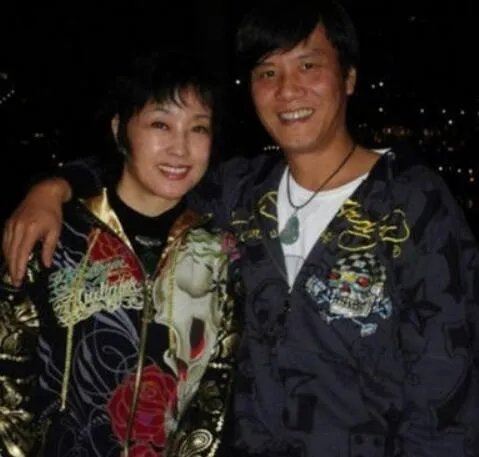 刘晓庆男友阿峰是谁呢？ 揭开影后坎坷的婚姻之路