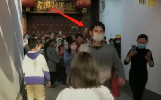 大衣哥被踹门风波后仍被围拍 事情具体经过是？