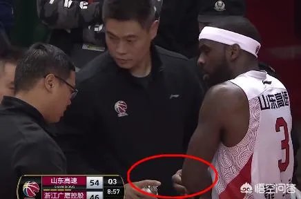 胡金秋反关节硬拉劳森，李春江说属于正常接触。这事你们怎么看？