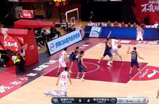 周琦单打万圣伟被吹走步，后者回头就是一次脚步教学，你怎么看？