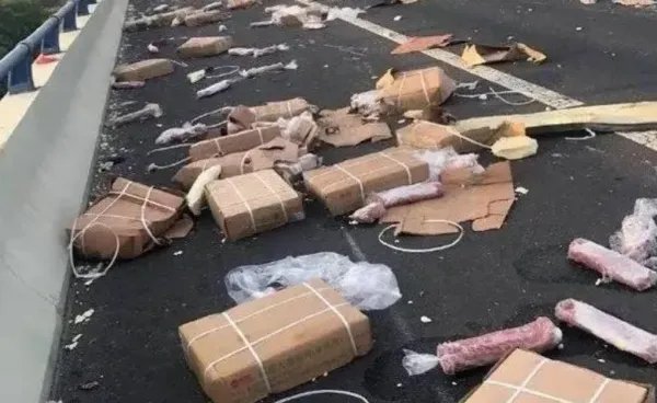 十吨猪肉翻车被哄抢是怎么回事？有关部门是如何回应的？