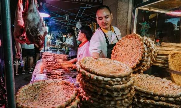 国内最好逛的地摊夜市，兰州正宁路可以上榜吗？