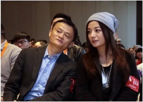 赵薇不好好当演员,偏要跑去做商人，被罚款之后，名气下降复出难？