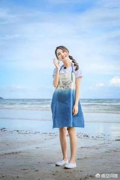 为什么看完《湖南卫视元宵喜乐会》，很多人怀疑主持人靳梦佳整容了？对她该如何评价？