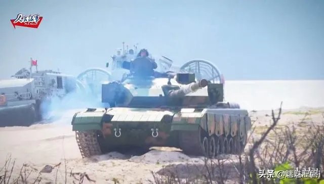 05式两栖步兵战车本身可以海上浮渡，为何还要用726气垫登陆艇运输？