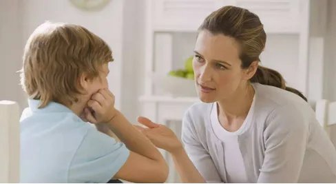 李嫣去夜市摆摊做慈善，怎样教育孩子做一个善良的人？