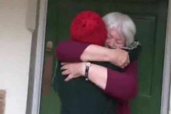 11岁男孩徒步2700公里跨国见奶奶，你能做到吗？