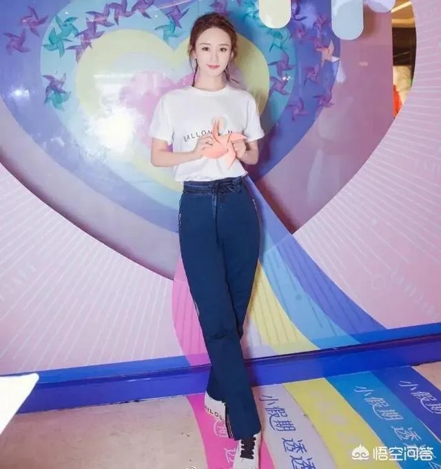 6月12日袁珊珊的机场搭配,条纹衬衫配短裤非常可爱,如何利用搭配穿出俏皮的感觉?