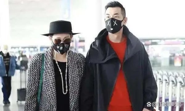 赵文卓夫妇走机场，厚重的羽绒服造型像路人，妻子打扮贵气，你怎么看？