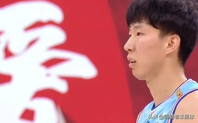 周琦单打万圣伟被吹走步，后者回头就是一次脚步教学，你怎么看？