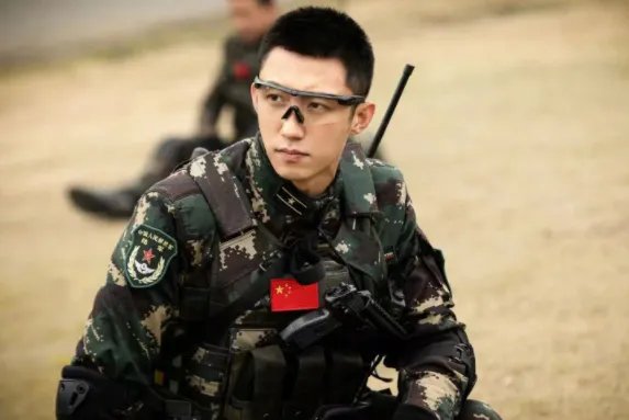 同样演“军人”，把杨洋、黄景瑜和王宝强放一起，为何说差别一目了然？