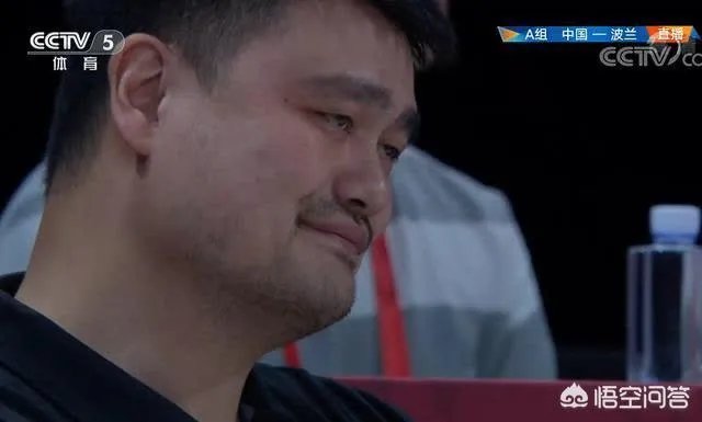 李楠结束采访时回应中国男篮两大问题，并认为发球失误不怪周琦，你们怎么看？