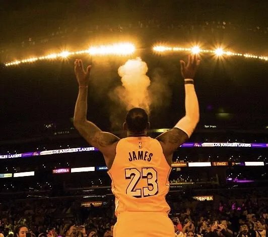 你觉得湖人队能不能连胜超过20场比赛？为什么？