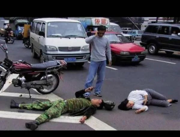 与保时捷女司机剐蹭被扇耳光，为什么这女子如此猖狂？