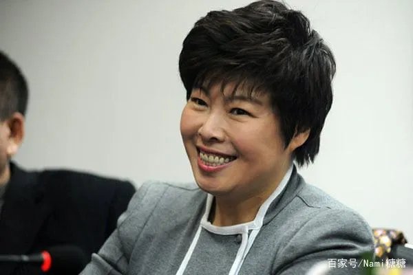 当年被北大学生轰下台的于丹：在跌落神坛的日子里，丈夫怎样做了？