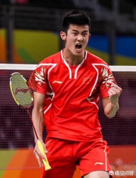 输球后摔球拍的林丹和向对手坚大姆指的谌龙，你认为谁有风度？为什么？