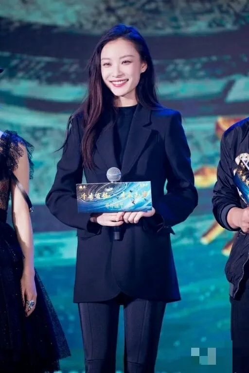 倪妮和周冬雨未P图合影曝光,这两个谋女郎谁赢了?