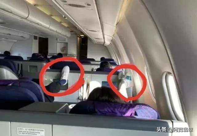 梅婷坐飞机脚踩显示屏，你认为这是什么行为？