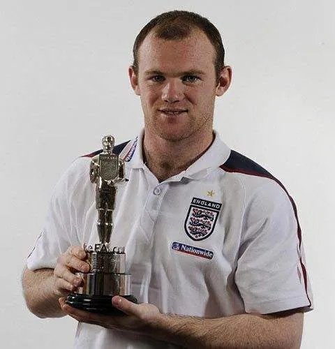 鲁尼转会埃弗顿多少费用 鲁尼的妻子科琳资料照片