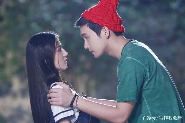 张彬彬深夜与男子搂腰抱一起，两个人举止亲密像情侣，张彬彬真的有问题吗？