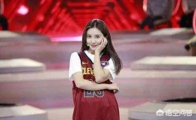 美娜参加艺术体操比赛，为什么场边的观众高喊“湖人总冠军”？