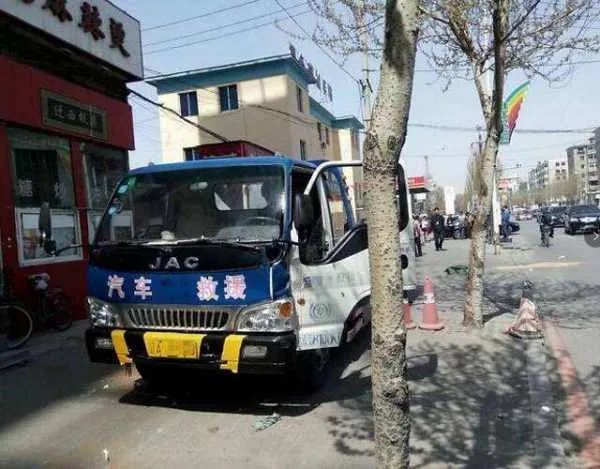 客车撞施工车致两死一伤，客车应该负责吗？