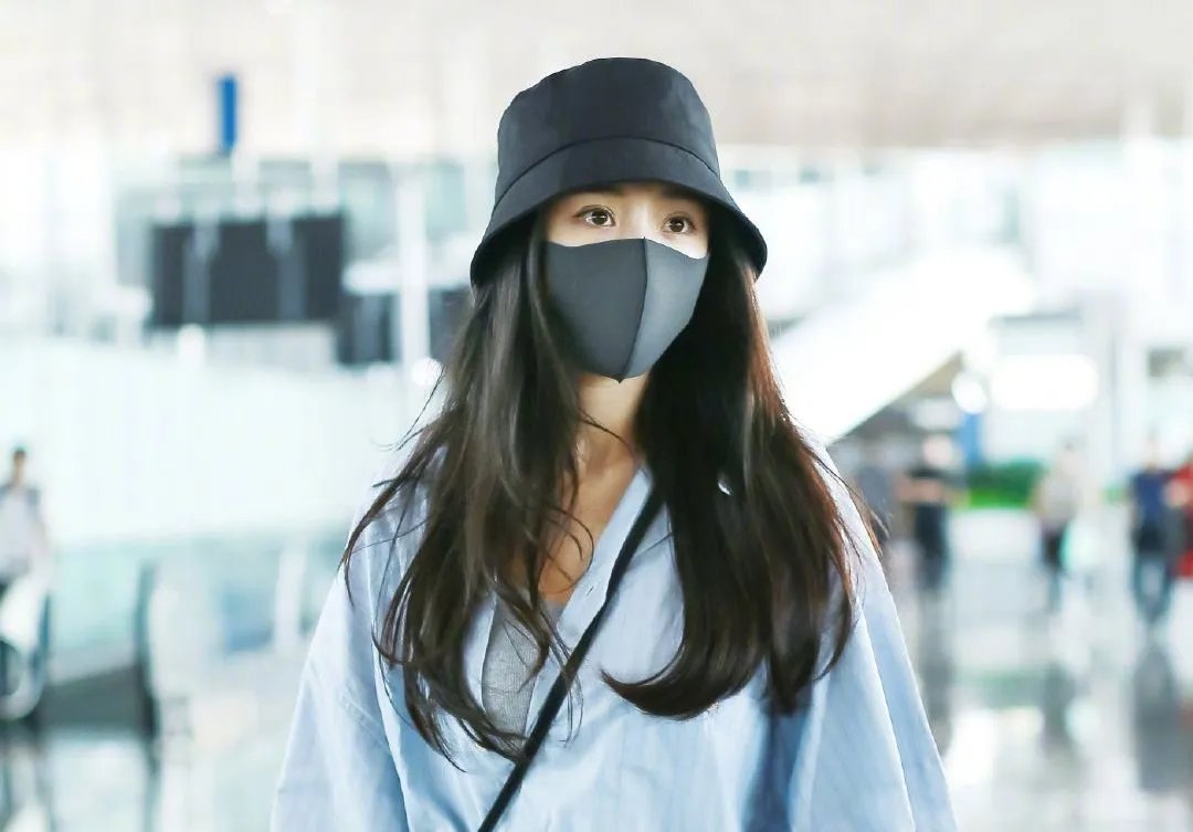 杨幂多年机场街拍，盘点哪些造型搭配最惊艳？