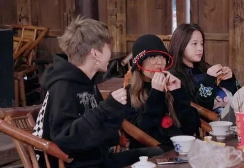 陈伟霆紧盯宋妍霏不放，周扬青看后满脸怒意，三个人之间是什么关系？