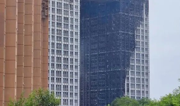 失火的大连地标留下黑色伤疤，导致起火的主要原因是什么？