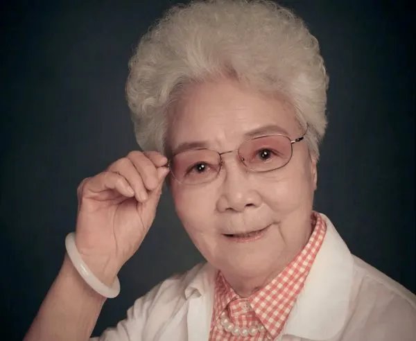 悲惨的田华:家中四人患癌,花光300万,如今怎样?