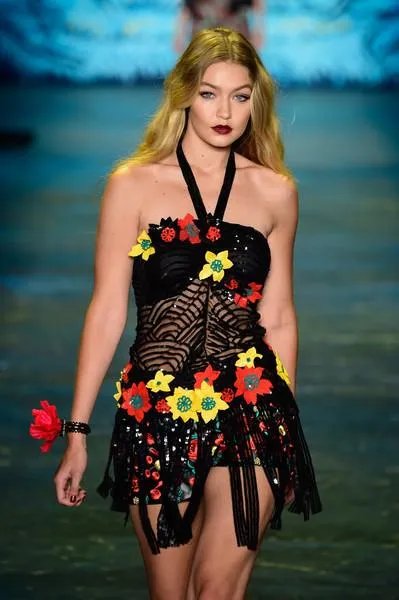 超模吉吉哈迪德的T台风到底是怎样的呢？