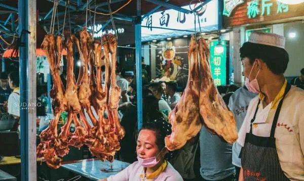 国内最好逛的地摊夜市，兰州正宁路可以上榜吗？