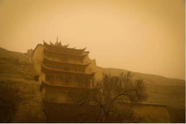 敦煌莫高窟因强沙尘暂停开放，这画面有没有带你回到千年前？