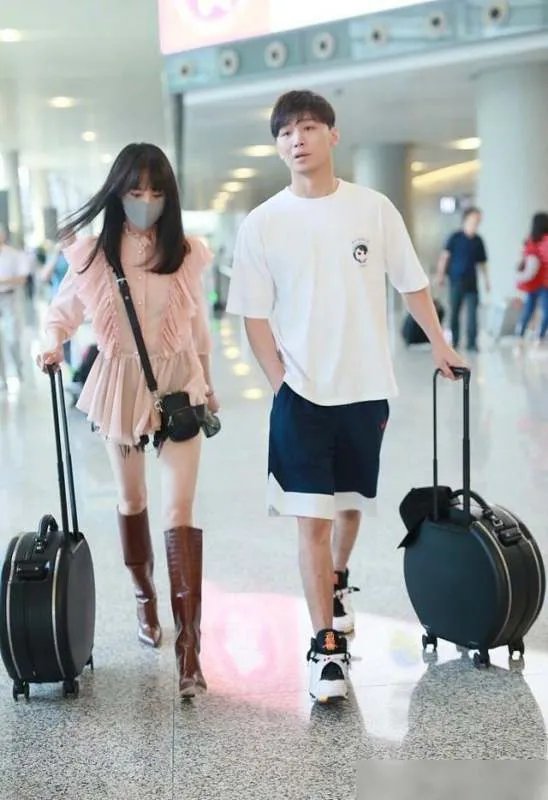 郑爽前男友张恒再收限制消费令，部分员工对他讨薪起诉， 你怎么看？