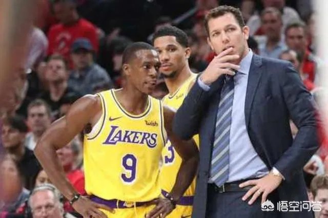 沃顿被逐,隆多起来整理西装,暂停间球员都聚向隆多,助教很无奈,你怎么看?