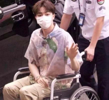 陈立农受伤坐轮椅现身机场,陈立农体重多少及资料