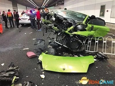 鸟巢附近隧道两豪车严重车祸 法拉利撞兰博基尼