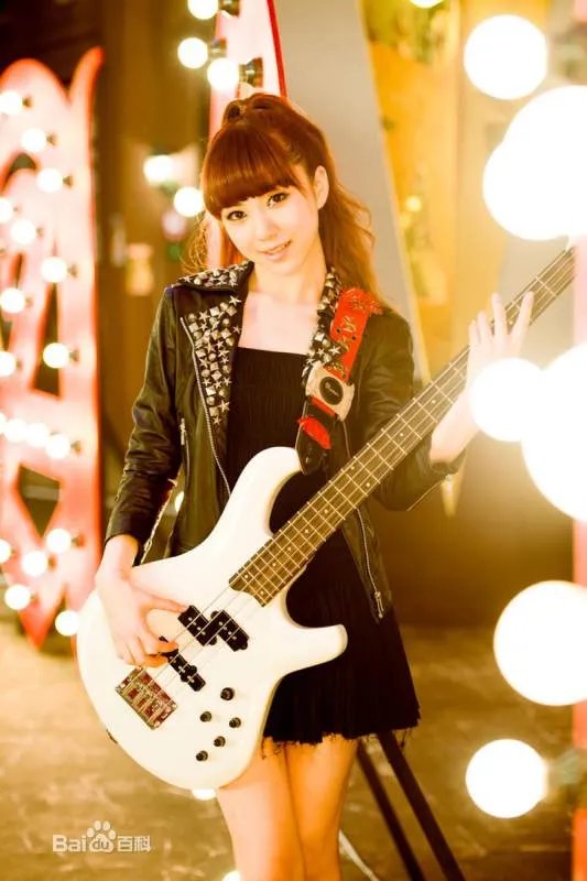 韩国AOA组合动摇里黑色头发扎辫子的是谁?