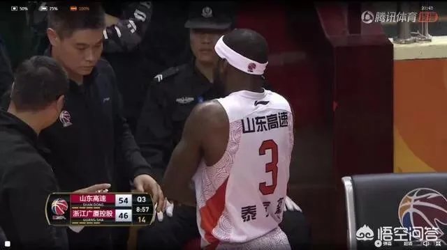 胡金秋反关节硬拉劳森，李春江说属于正常接触。这事你们怎么看？