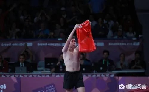 青奥会王楚钦4-1痛击张本智和夺冠，单局仅让对方得1分，夺冠后脱衣庆祝，你怎么看？