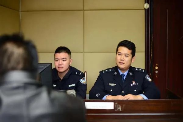 民警陪妻子逛街联手抓贼，现场情况如何？