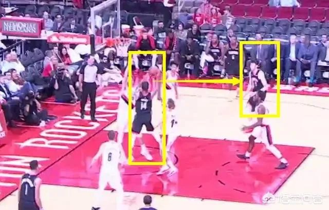 周琦登场，强势完成双手暴扣，为什么火箭队替补席连个鼓掌的都没有？