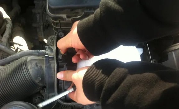 空气滤清器的拆装步骤（图解）