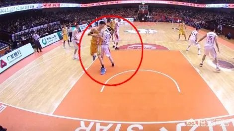 胡金秋反关节硬拉劳森，李春江说属于正常接触。这事你们怎么看？