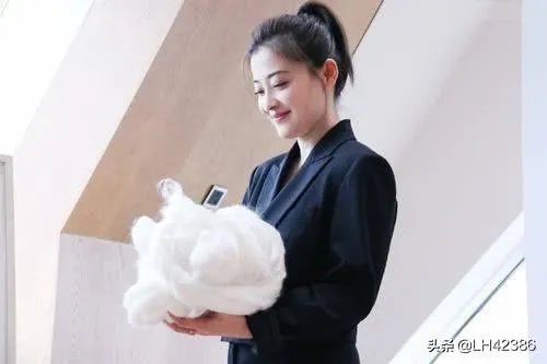 梅婷坐飞机脚踩显示屏，你认为这是什么行为？