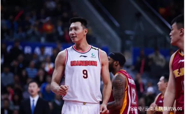 易建联主动降薪百分之50，他不在乎钱吗？