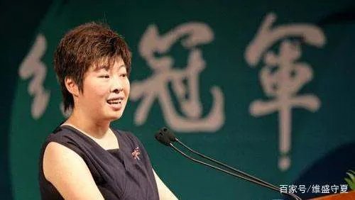 当年被北大学生轰下台的于丹：在跌落神坛的日子里，丈夫怎样做了？
