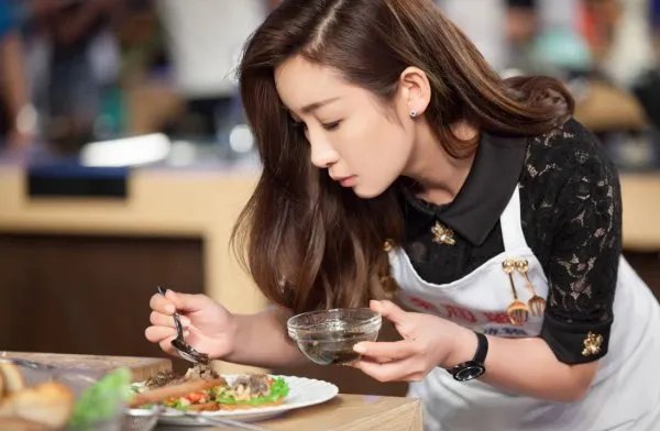 秦海璐参加《中餐厅》被吐槽情商低，从哪些细节可以看出来？