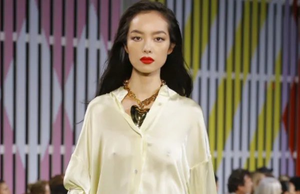 有关孙菲菲被剧组人员暴打的事件炒得沸沸扬扬,孙菲菲为什么被打？